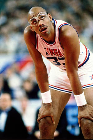 掘金约基奇三双末节爆发（约基奇斩获三双，末节发威助掘金）