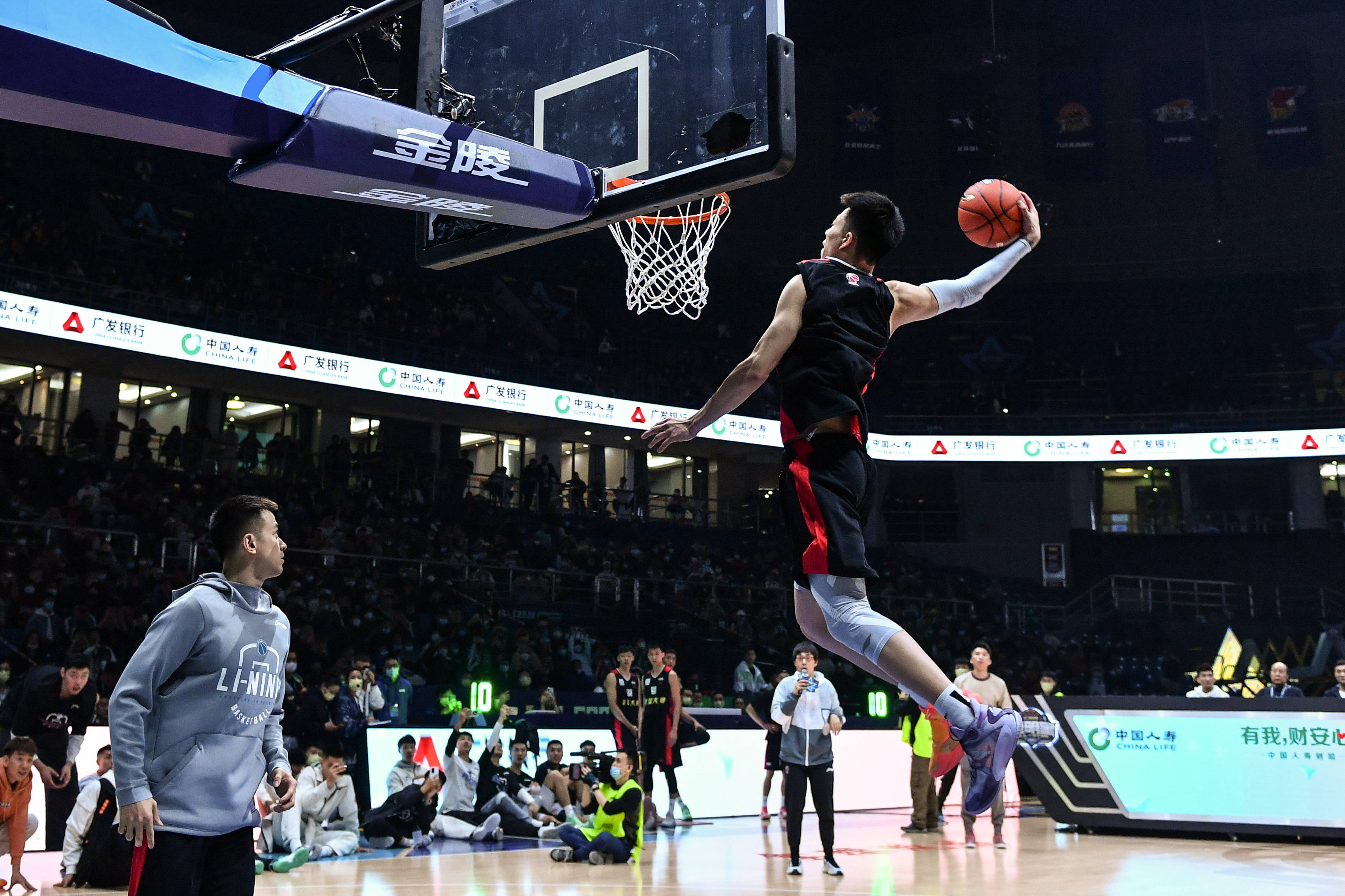 爱德华兹全场0失误！芬奇：把球扔向篮筐，那就不会失误了（爱德华兹整场零失误！芬奇打趣：把球往篮筐一扔，就没有失误了）